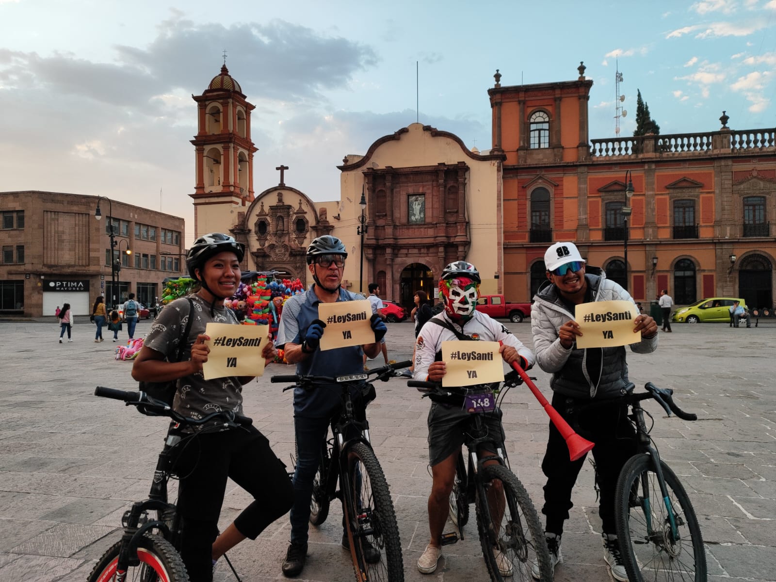 Ciclistas se manifiestan en SLP, han pasado 700 días sin que se armonice la Ley General de Movilidad. Foto: Regina Arellano