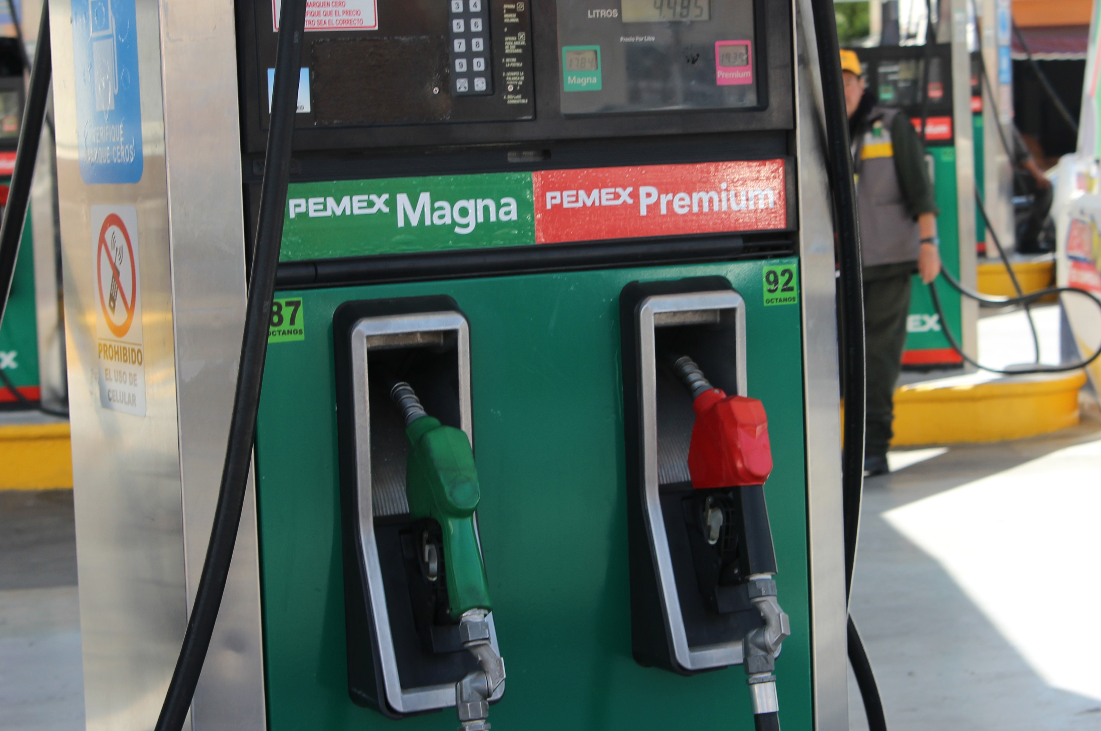 Continúa alza de gasolina, premium llega hasta 21 pesos