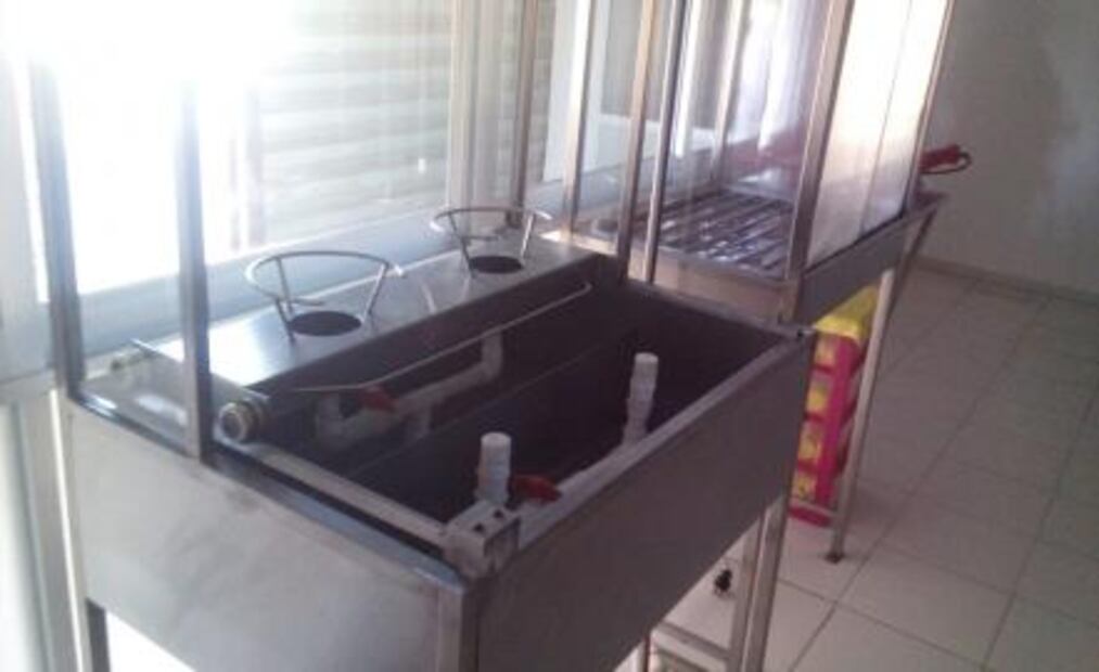 Dueños de locales de purificadoras aún almacenan mobiliario