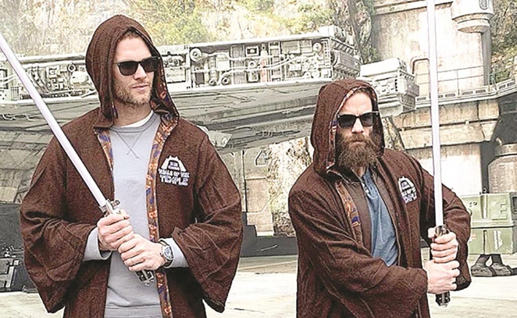 Tom Brady y Edelman celebraron en Disneylandia al estilo Star Wars. (INSTAGRAM)