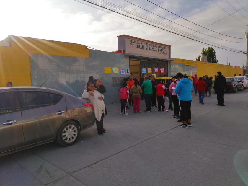 Docentes se manifiestan en escuela secundaria "Juan Miranda" 