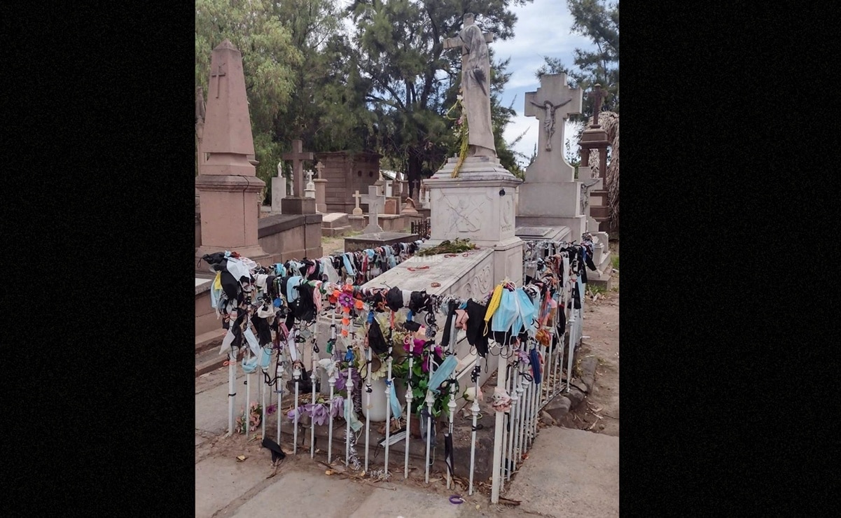 ¿Por qué dejan cubrebocas a esta tumba del panteón El Saucito de SLP? Aquí la historia