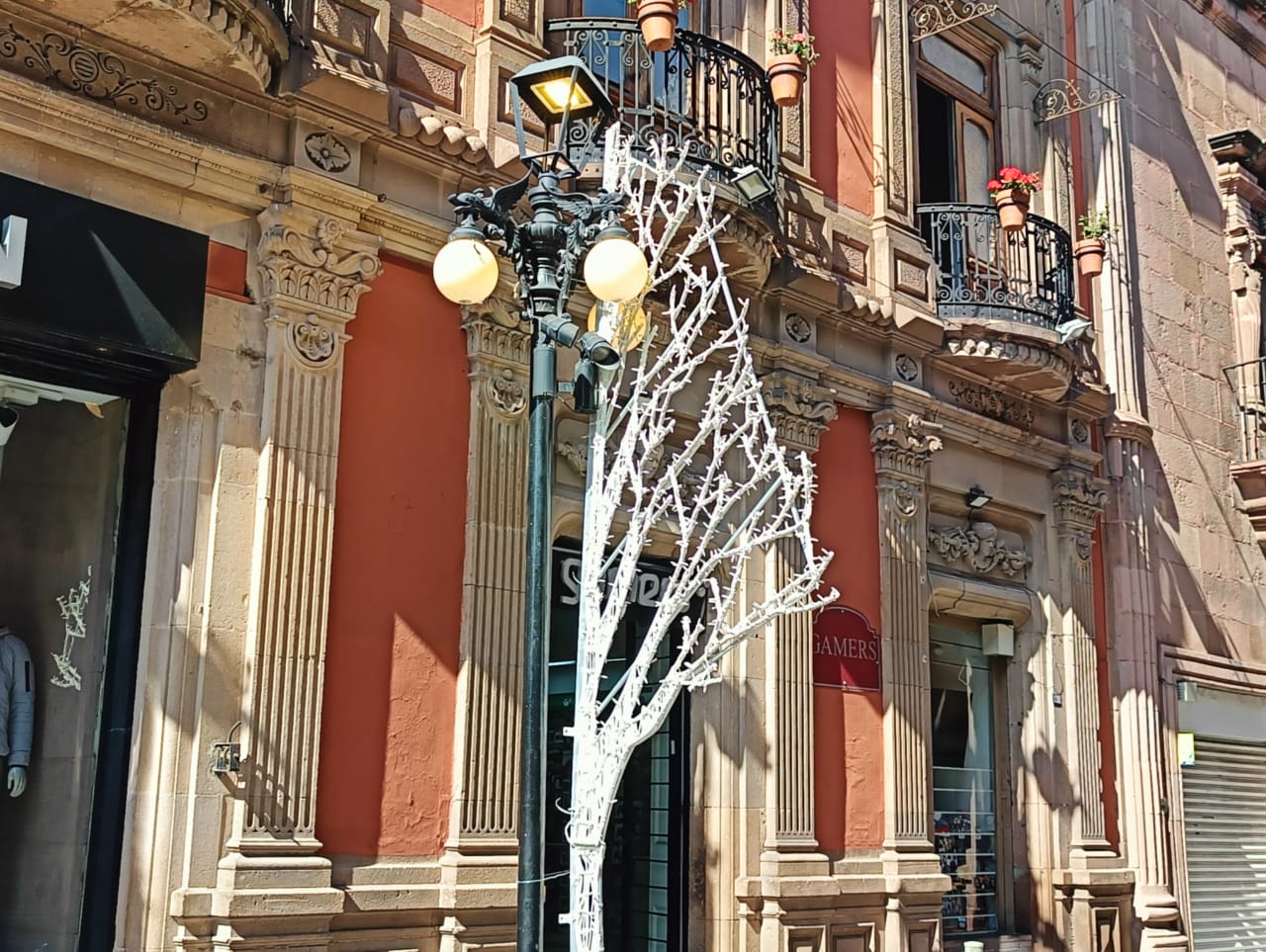 El Centro Histórico de la capital potosina se transforma con adornos y luces