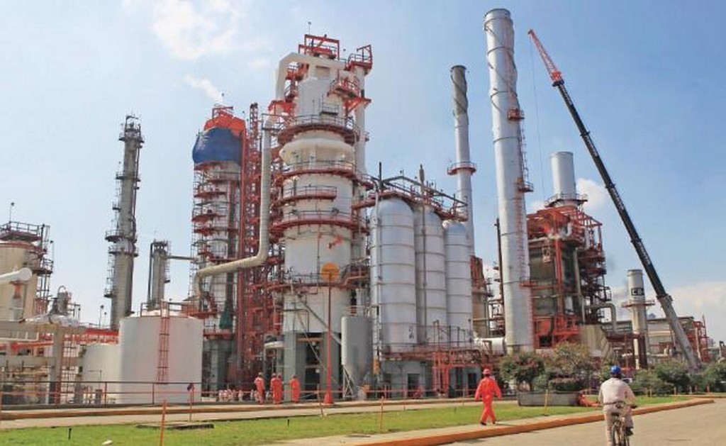 Clave. Claudio X. González Laporte asegura que la reforma energética es una prioridad, debido a que actualmente Pemex se ha rezagado y la CFE busca modernizarse. Además, propone incrementar a 90% los niveles de operación de las refinerías (ARCHIVO EL UNI