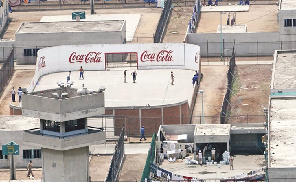 Anuncia AMLO construcción de dos penales en Edomex