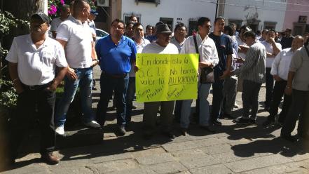 Taxistas exigen que se cumpla la ley en materia de transporte público