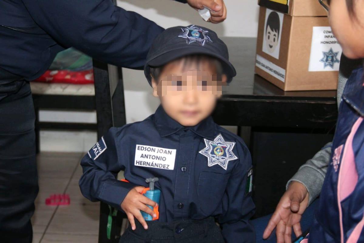 Edson Joan, es un menor de tres años que cumplió su sueño al ser nombrado policía honorario de Soledad. Foto: Especial