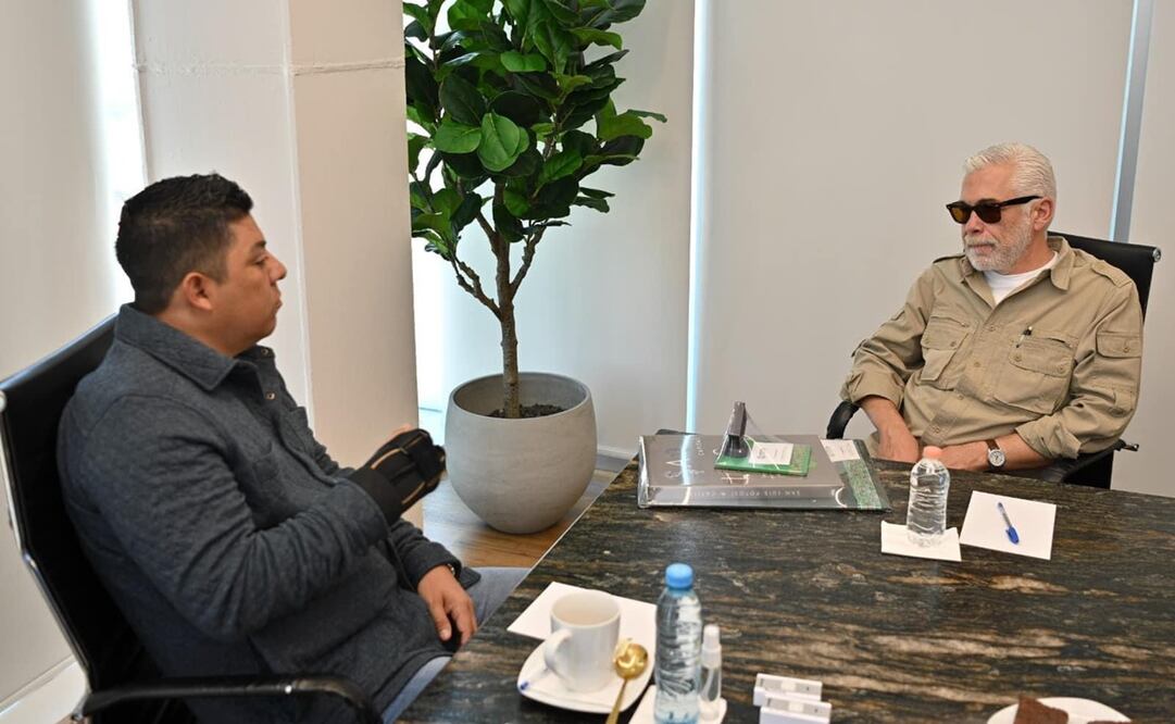 Gobernador Ricardo Gallardo y el cineasta Luis Estrada. Foto: Especial