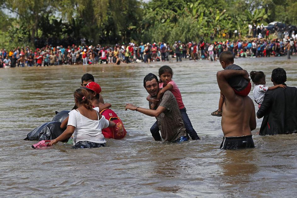  Caravana de migrantes cruza el río Suchiate hacia México