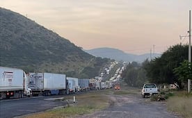 Carretera 57 colapsa tras explosión de pipa de gas; autos quedan varados por más de 8 horas