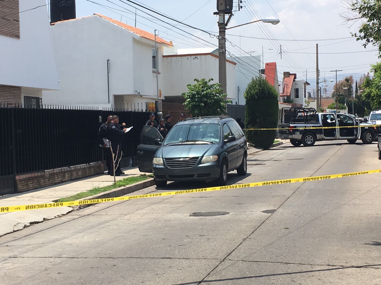 Ladrones abandonan vehículo y parte del botín