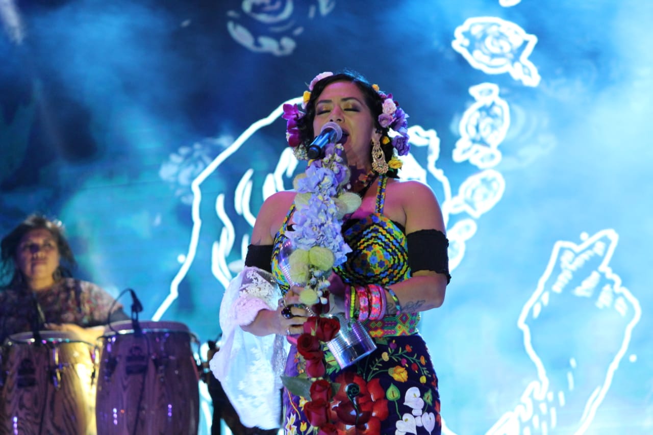 Lila Downs hizo brillar a México en la FENAPO