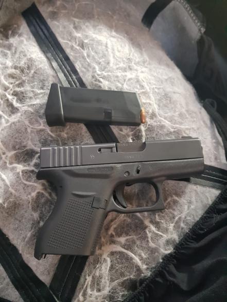 Detienen a dos, intentaban cambiar un cheque falso