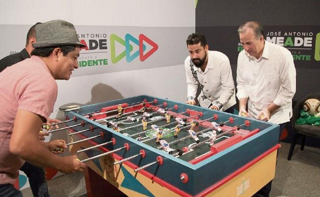 En el marco de su visita a Puerto Vallarta, José Antonio Meade (der.) se dio el tiempo para convivir con reporteros locales. Foto: ESPECIAL