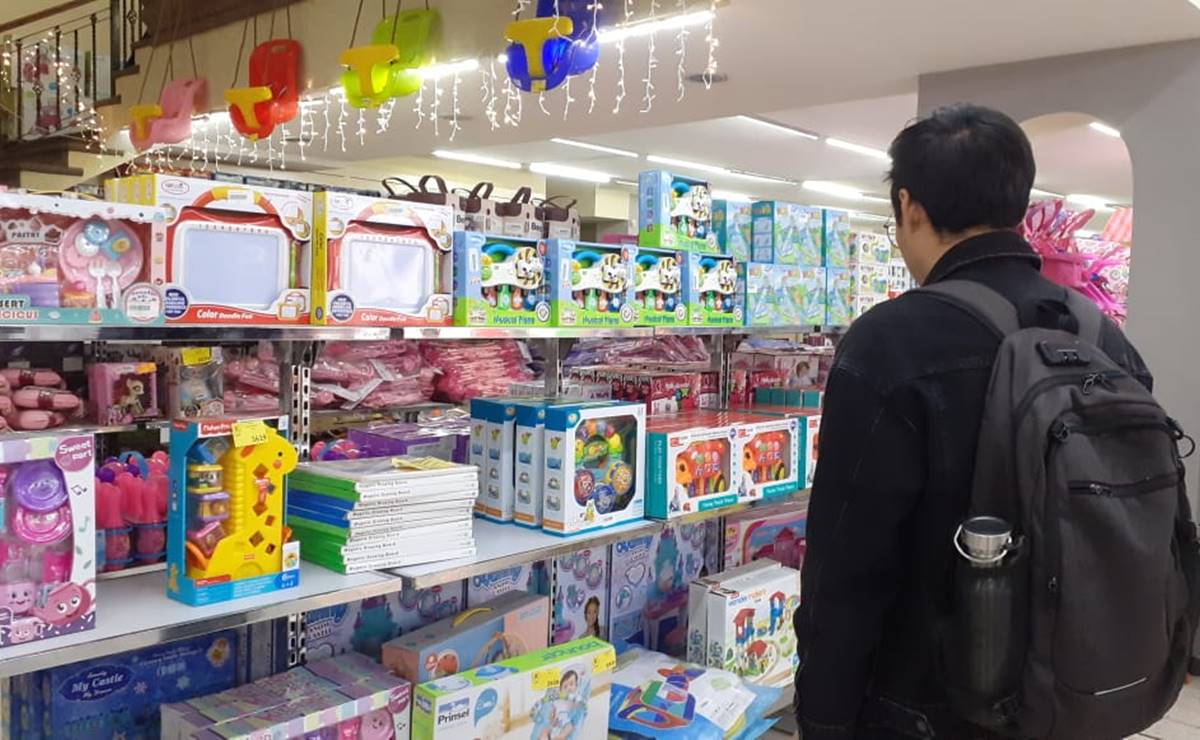 Juguetes convencionales y tradicionales, ayudantes de Santa abarrotan tiendas en el Centro de SLP