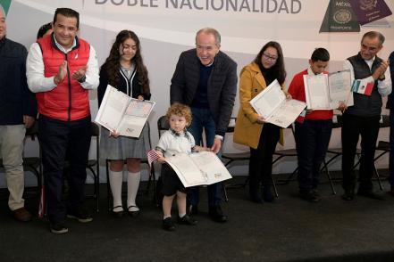 Entregan 510 actas de doble nacionalidad a niños, niñas y jóvenes potosinos