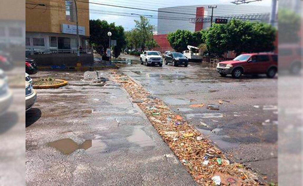 Tras mañana de lluvias, calles inundadas de basura 