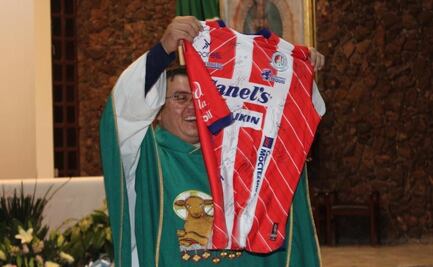 El padre más aficionado del Atlético de San Luis recibe regalo de sus feligreses 