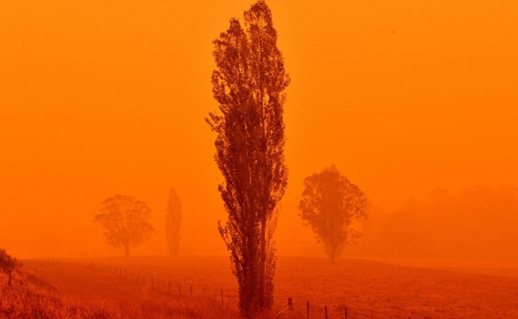 Australia batalla por combatir "megaincendio" que se formó por la fusión de dos fuegos