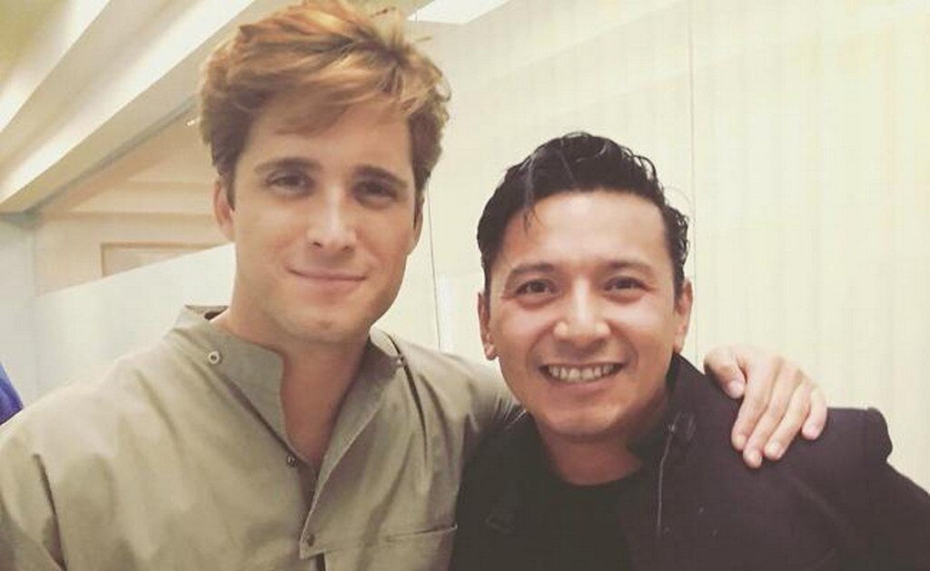 Diego Boneta (Luis Miguel) con Pierre David (Manzanero). (CORTESÍA)