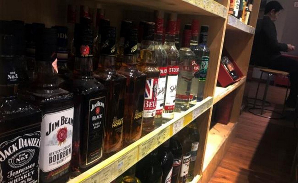 Botellas de whiskey estadounidense exhibidas en un supermercado en Beijing. Foto: AP