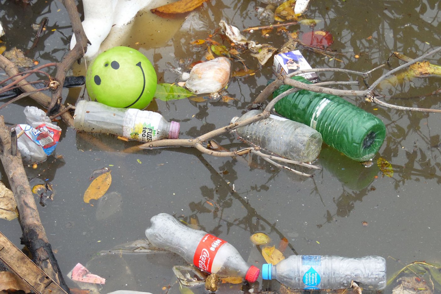 Extraen casi 15 toneladas de basura de alcantarillas 