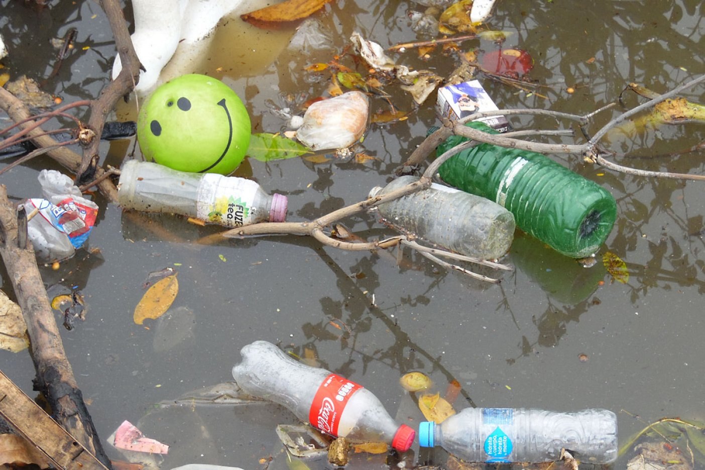 Extraen casi 15 toneladas de basura de alcantarillas
