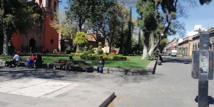 Pese a semáforo rojo, potosinos pasean en plazas y hacen largas filas