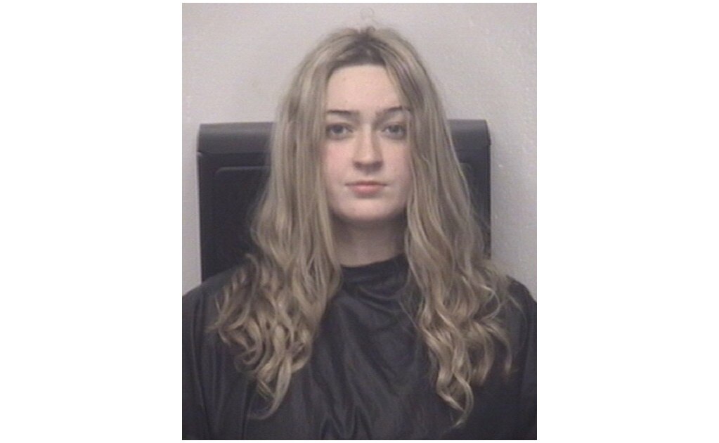 Arrestan a maestra suplente en EU por enviar contenido sexual a sus alumnos