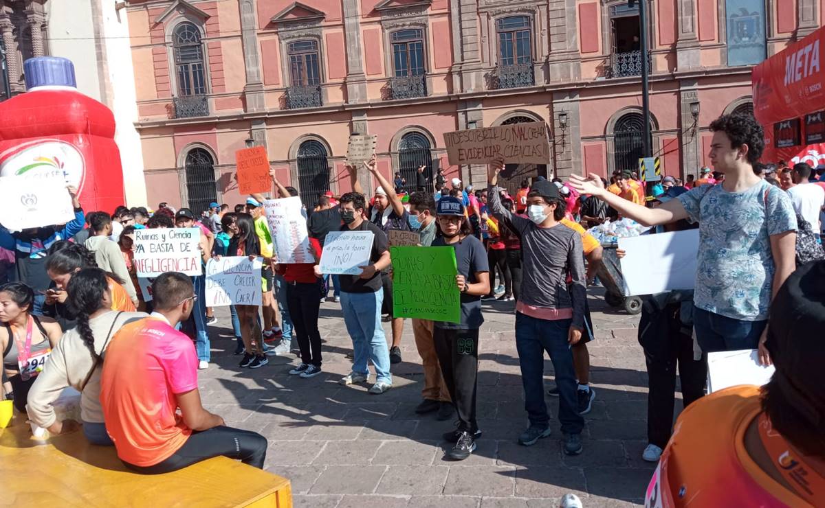 Alumnos protestan durante Medio Maratón de la UASLP; exigen solución a problemática de la Facultad de Ciencias