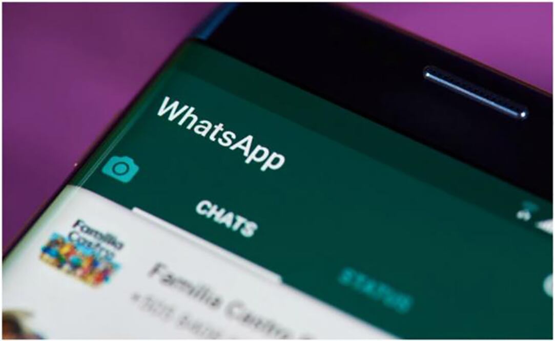 Antes de cambiar de celular, ve a WhatsApp en tu teléfono. Haz clic en los tres puntos suspensivos verticales que aparecen en la parte superior y elije “ajustes”