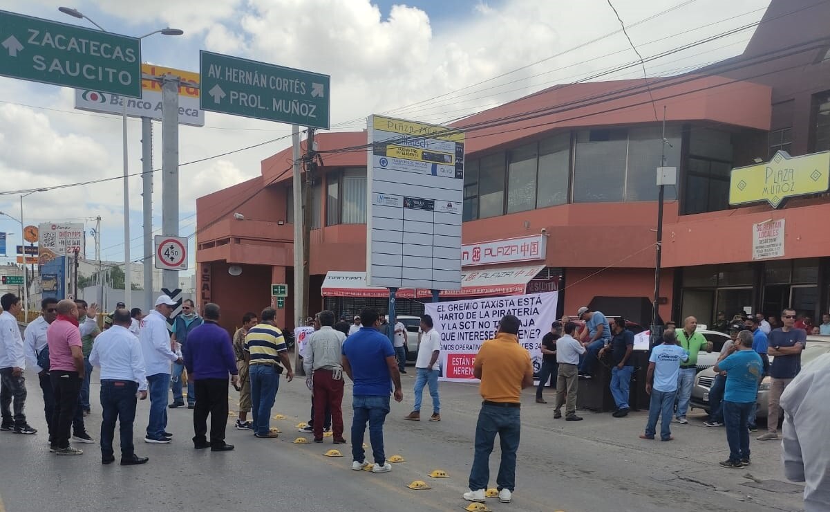 Los taxistas amagan con extender la protesta si no reciben atención de la titular de la SCT de SLP. Foto: Jazmín Ramírez García