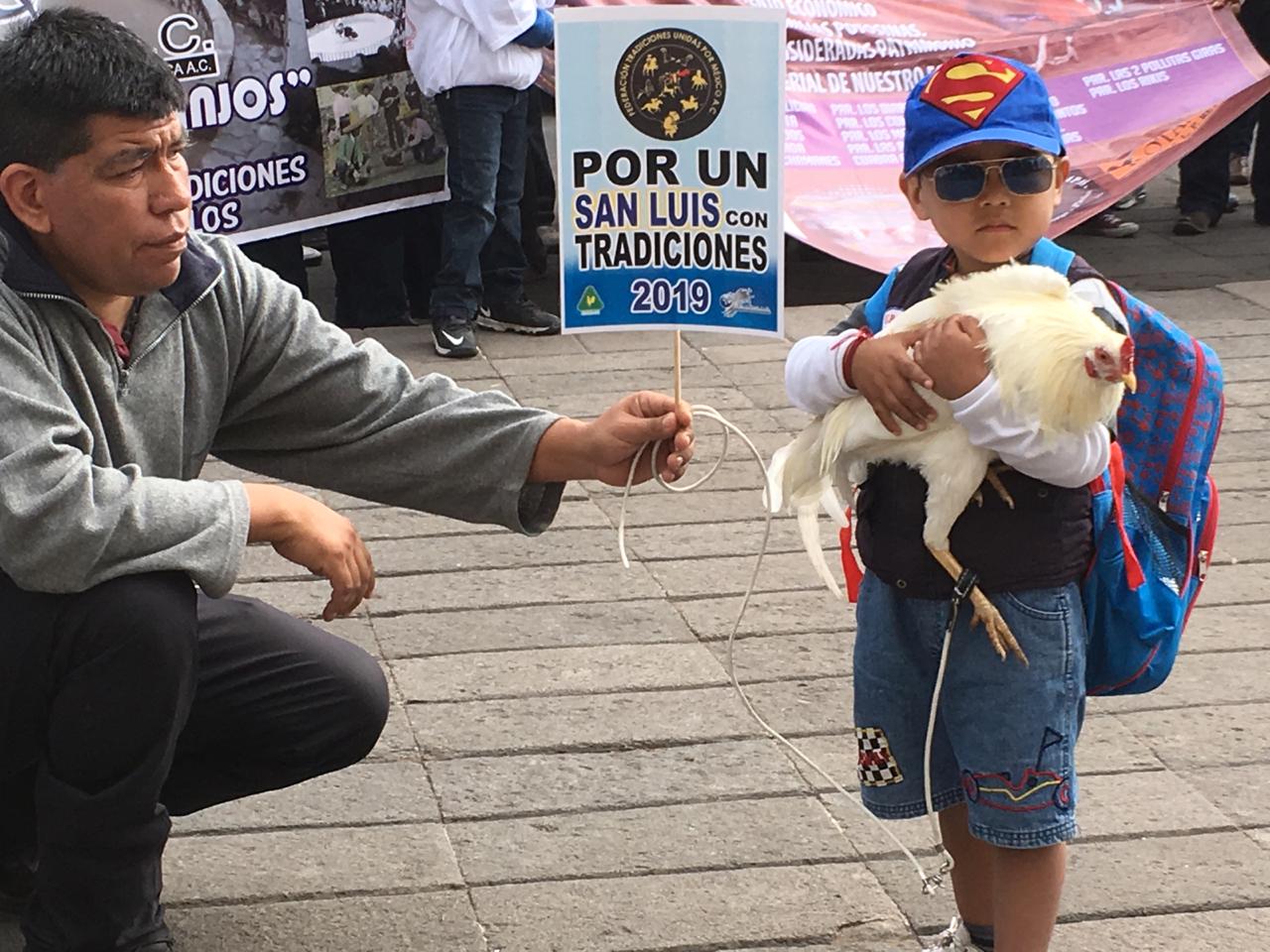 Se manifiestan galleros y toreros ante Congreso contra iniciativa de "El Mijis"