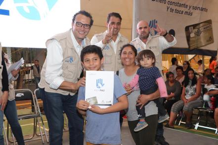 Entregan 585 apoyos sociales en colonia La Libertad