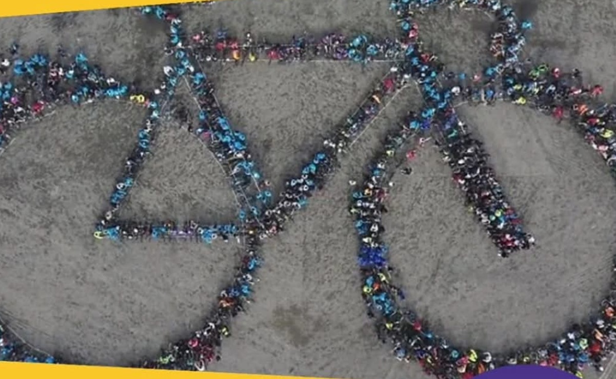 Bicicleta monumental humana en SLP. Foto: Especial