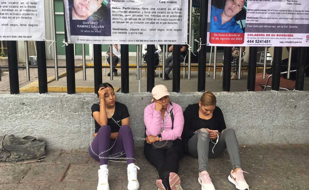 Familiares de conductor desaparecido se encadenan a la fiscalía de SLP