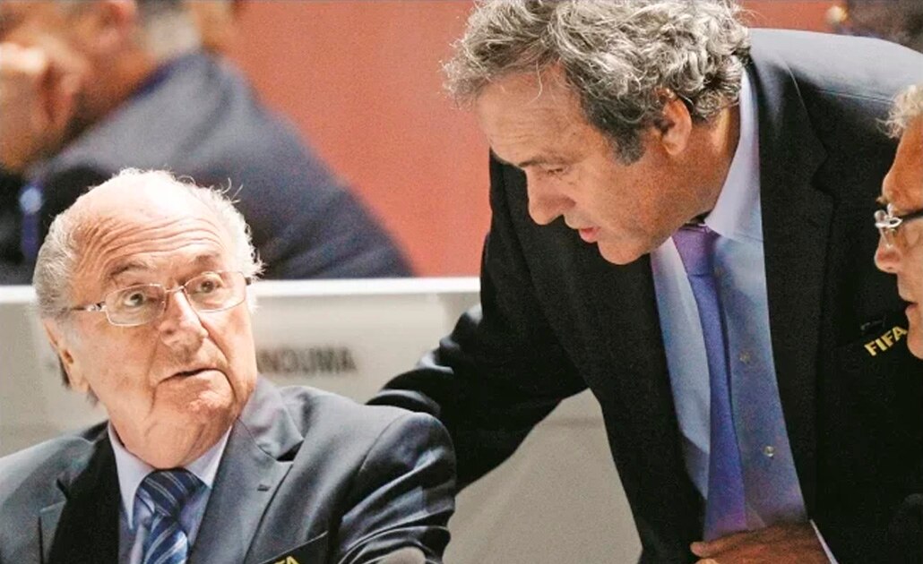 El expresidente de la FIFA, Joseph "Sepp" Blatter, y la exestrella del futbol francés Michel Platini