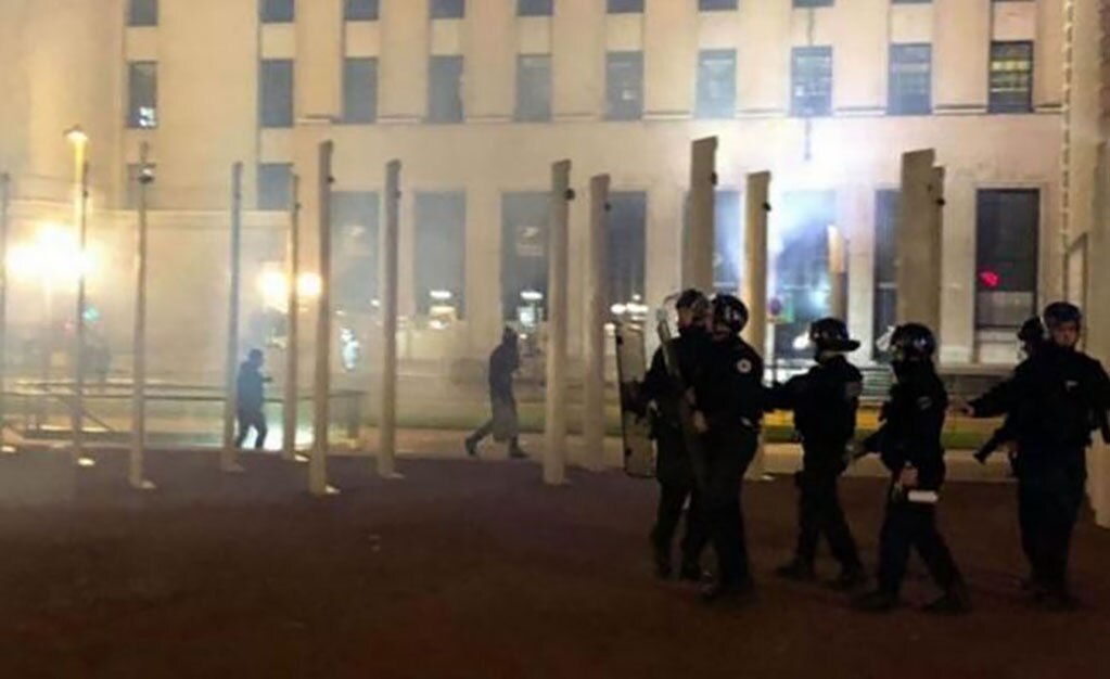 "La fiesta no es destruir. Los policías no son el blanco”, declaró el ministro del Interior, Christophe Castaner. Foto: El Gráfico