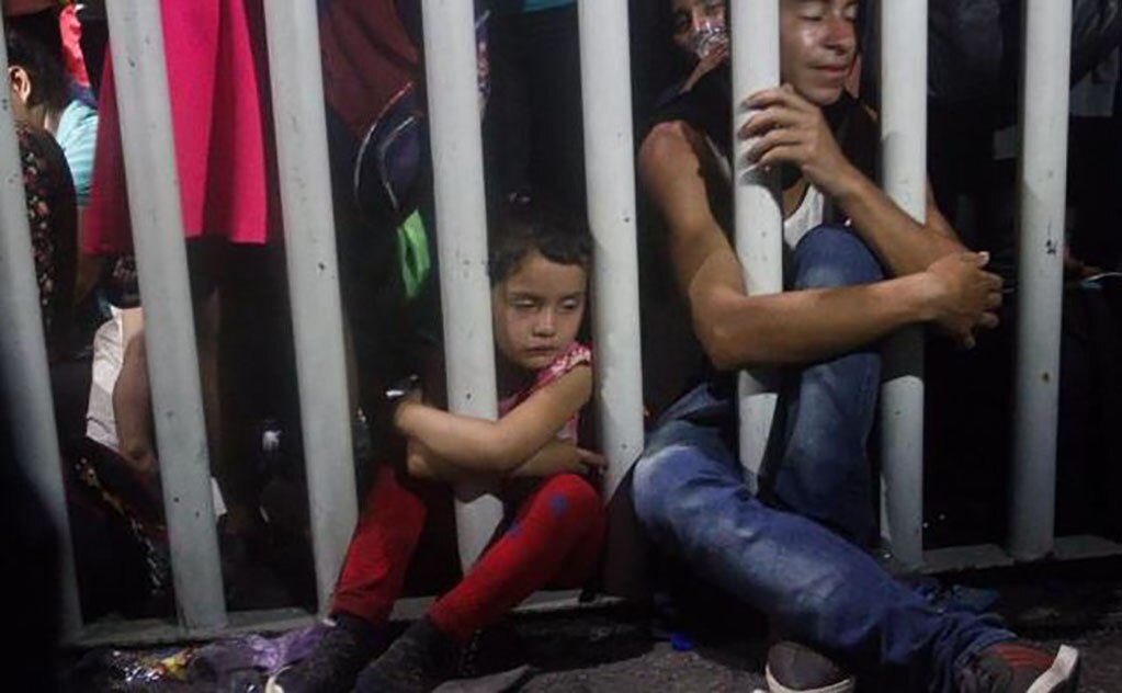 Migrantes centroamericanos permanecen en el cruce fronterizo de México y Guatemala. Foto: EFE