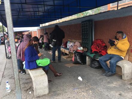 Sin dormir y soportando bajas temperaturas, así es la espera de familiares de pacientes hospitalizados en el Hospital Central