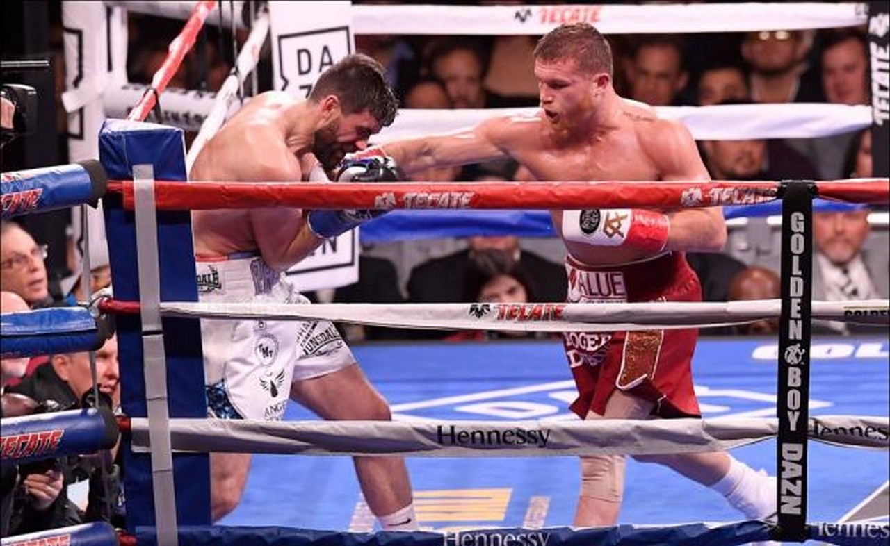Triunfo contundente de Saúl Álvarez. Foto: AFP