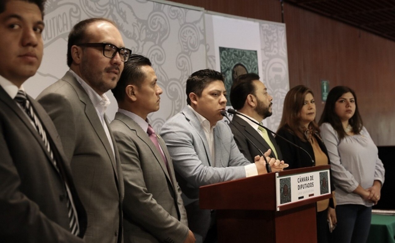 Diputados experredistas abandonan formalmente al sol azteca