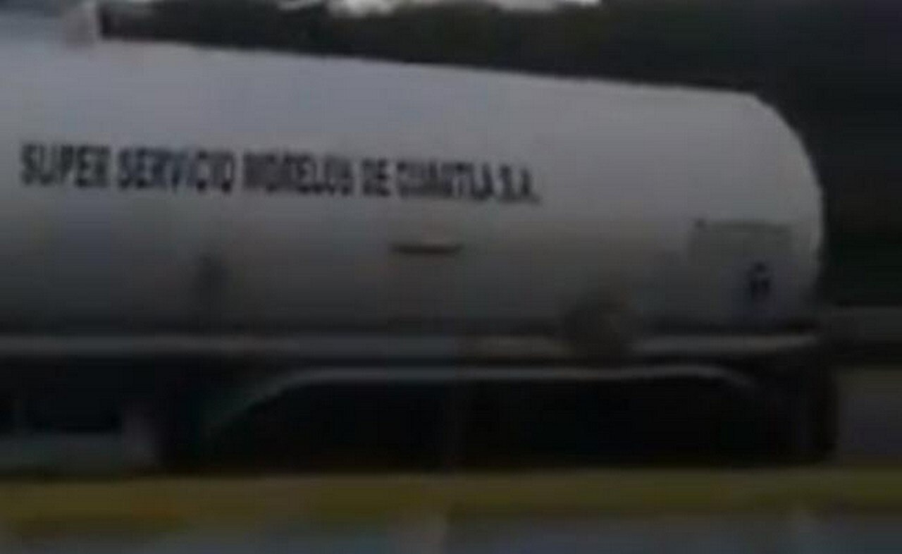  Pipa cargada de gasolina se incendia tras choque en la Autopista del Sol