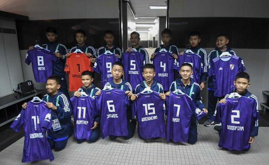  Niños rescatados de cueva en Tailandia juegan partido en el Monumental de Argentina