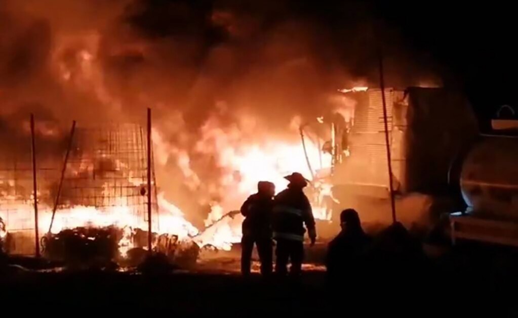 Consume incendio miles de llantas en Tultitlán