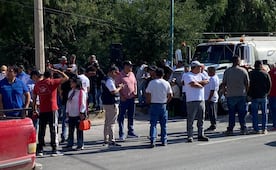 Transportistas de SLP arrancan movilización hacia la Zona Industrial; afectan tránsito en carreteras a Matehuala y 57