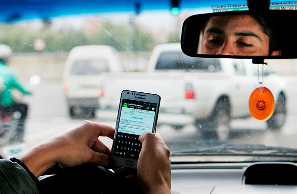 Uso de celular al conducir, ¿cercanía o amenaza?