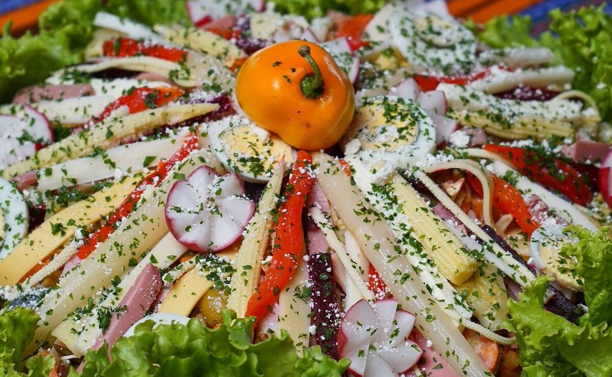 El fiambre potosino combina carnes, verduras y vinagreta en una receta colonial que representa la herencia gastronómica de San Luis Potosí. Foto: Programa Destinos de México.