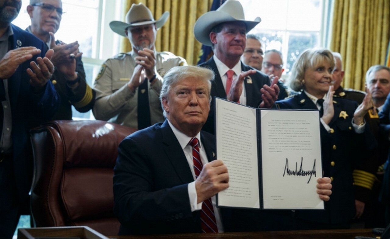 Trump firma veto a la resolución del Congreso contra su emergencia nacional
