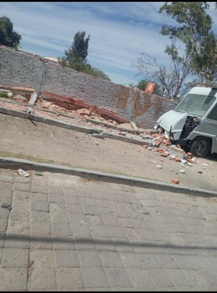 Derriban ráfagas de viento barda de secundaria en capital de SLP 
